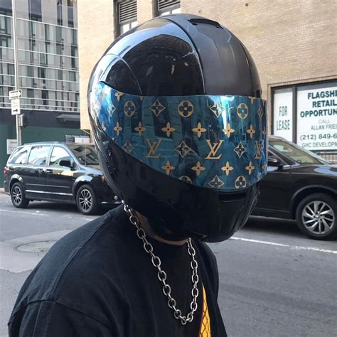 lv bike helmet.